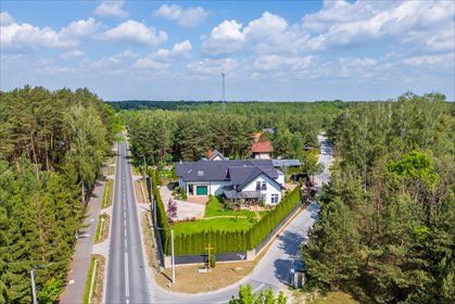 Nowoczesny dom z dużym ogrodem i oddzielonymi częściami dom Budy-Grzybek, Chełmońskiego