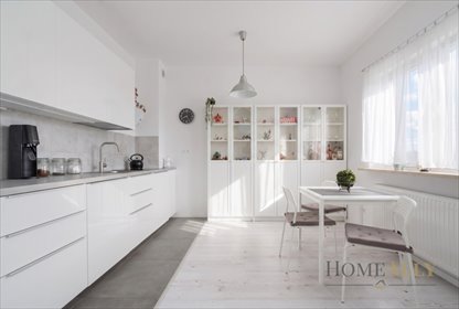 Sprzedam jasną kawalerkę 33,6 m² z balkonem, miejscem postojowym i komórką mieszkanie Legionowo, Aleja 1 Dywizji Zmechanizowanej