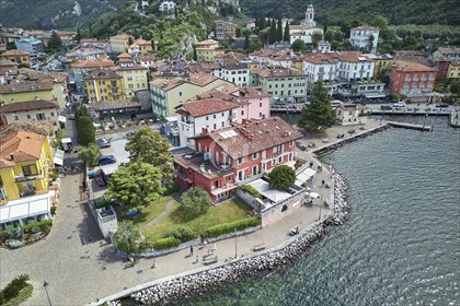 Na sprzedaż apartament nad jeziorem Garda z ogrodem i widokiem mieszkanie Torbole sul Garda