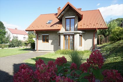 Dom z niezależnym wejściem i potencjałem inwestycyjnym dom Tuczempy, Tuczempy