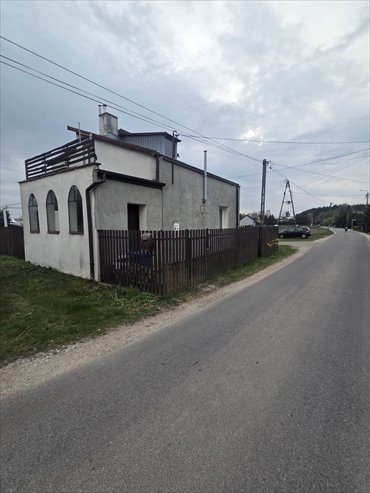 Dom z tarasami i murowanym budynkiem w Grądach dom Grądy