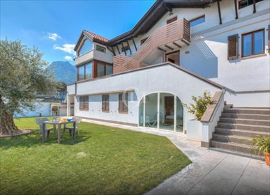 Na sprzedaż luksusowy apartament z prywatnym dostępem do jeziora Garda mieszkanie Arco