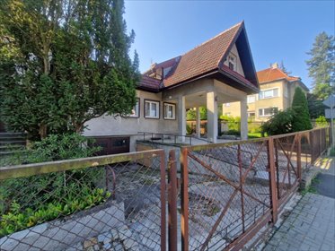 Dom po remoncie z garażami i kawalerką - inwestycja! dom Jelenia Góra, Nowowiejska