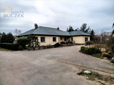 Przestronny dom z garażem, panelami fotowoltaicznymi dom Helenka
