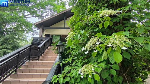 Przestronny dom z działalnością i garażem w Milanówku dom Milanówek