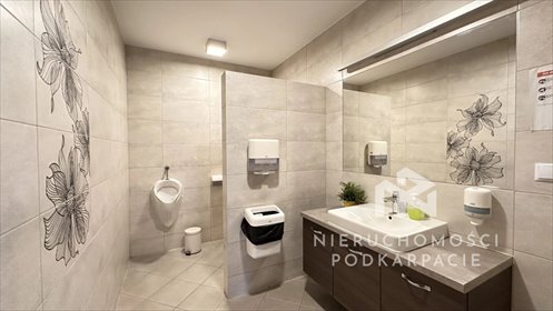 Przestronny magazyn 1572 m² z biurem i rozbudowaną infrastrukturą magazyn Nisko, Nowa - Boczna