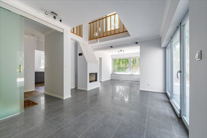 Elegancki dom z hiszpańskim klimatem, 7 pokoi, 361 m2 dom Wyględy, Sosnowa