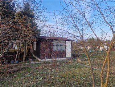 Drewniany domek 20 m2 na działce 300 m2, w spokojnej okolicy dom Piotrków Trybunalski, Belzacka
