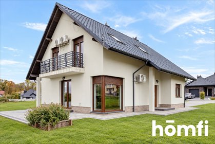Przestronny dom z garażem, tarasem i dużą działką. dom Wysoka Głogowska, Tęczowa