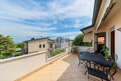 Do sprzedania eleganckie 140 m² z widokiem na jezioro mieszkanie Desenzano del Garda