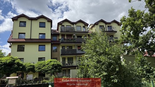Jasne, oto propozycja rzetelnego i zachęcającego tytułu:

"72,5 m² z widokiem na staw w Trzebnicy - polecam mieszkanie Trzebnica
