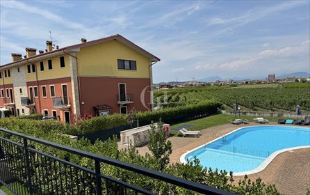 Zapraszam do obejrzenia nowoczesnego 42 m² z basenem i panoramicznym widokiem mieszkanie Bussolengo