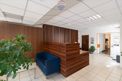 Przestronny biurowiec 413 m2 z parkingiem i potencjałem dom Kaźmierz, Parkowa