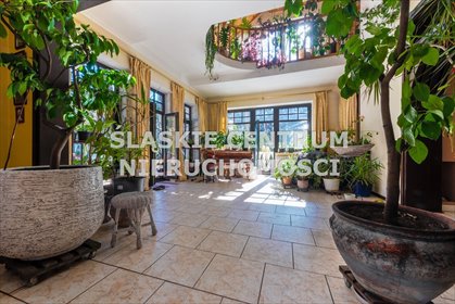 Przestronna rezydencja z dużym ogrodem i atrium dom Magdalenka, Klonowa