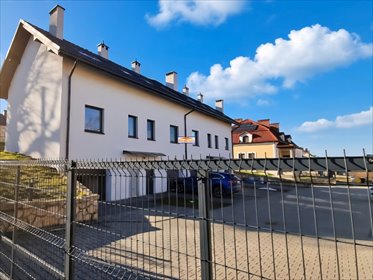 Gotowy segment narożny 105 m² z dużym garażem i prywatnym ogrodem dom Ochojno