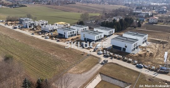 Nowoczesny dom bliźniak z dużym ogrodem i fotowoltaiką dom Marysin