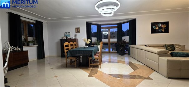 Przestronny dom z kominkiem, garażem i dużą działką dom Brwinów
