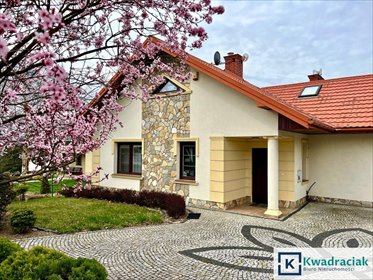 Przestronny dom z kominkiem, garażem i ogrodem dom Brzostek, Mieczysława Woronieckiego