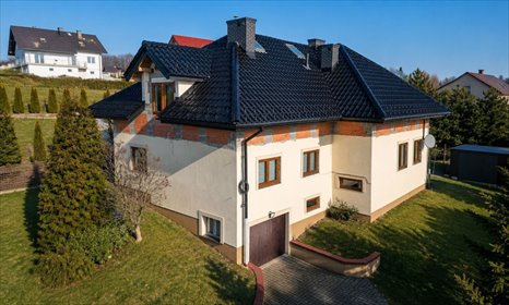 Na sprzedaż przestronny dom 8 pokoi, 2 salony, garaż w Łazanach dom Łazany