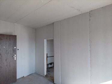 Przestronne 2 pok. z 15 m² pomieszczeniem, gotowe do remontu mieszkanie Gdynia