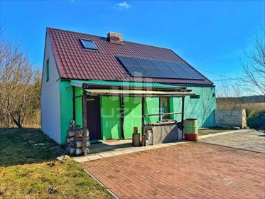 Dom 72 m2 z panelami fotowoltaicznymi i budynkiem gospodarczym dom Dąbki