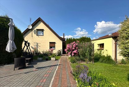 Polecam przestronny dom 140 m² z ogrodem i garażami w Sadach dom Sady