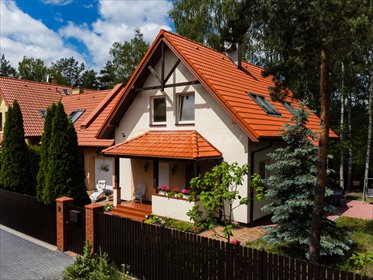 Przestronny bliźniak z ogrodem, kominkiem i nowoczesnym wykończeniem dom Legionowo