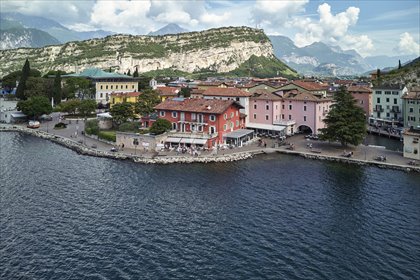 Sprzedam ekskluzywny apartament z panoramicznym widokiem na jezioro Garda mieszkanie Torbole sul Garda