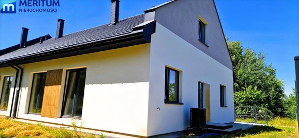 Nowoczesny bliźniak z poddaszem i pompą ciepła dom Osowiec