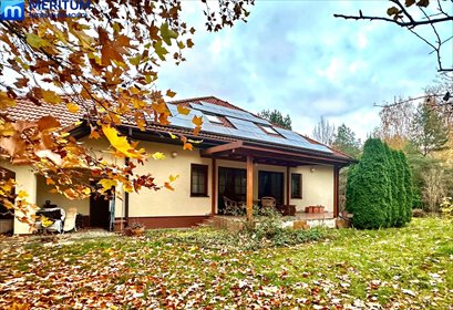 Przestronny dom z ogrodem, kominkiem i fotowoltaiką dom Radonie