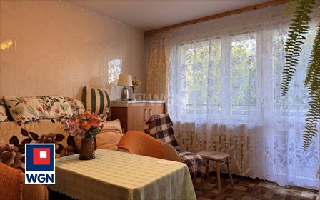 Dwupokojowe mieszkanie z balkonem na parterze, gotowe do odświeżenia mieszkanie Chrzanów, oś. Północ