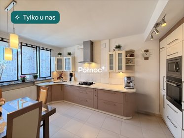 Nowoczesny dom w zabudowie szeregowej z ogrodem i garażem dom Bolesławiec, Tulipanowa