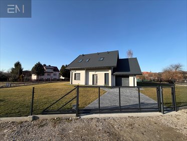 Nowoczesny dom z garażem, ogrzewaniem podłogowym i dużym strychem dom Strzyżów