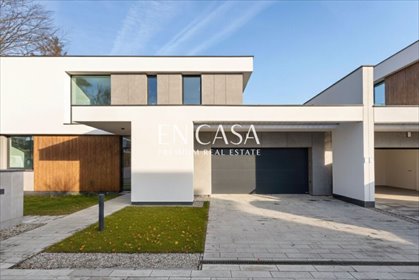 Nowoczesny dom bliźniak z dużymi przeszkleniami i garażem dom Konstancin-Jeziorna