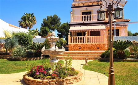 Na sprzedaż luksusowa willa 220 m² z basenem i tarasami dom Torrevieja