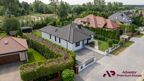Nowoczesny dom z dużym ogrodem i garażem w Koninku dom Koninko, Granatowa