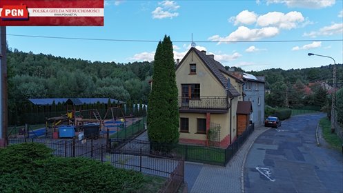 Zapraszam do obejrzenia domu z dużą działką i garażem w spokojnej okolicy dom Nowa Ruda