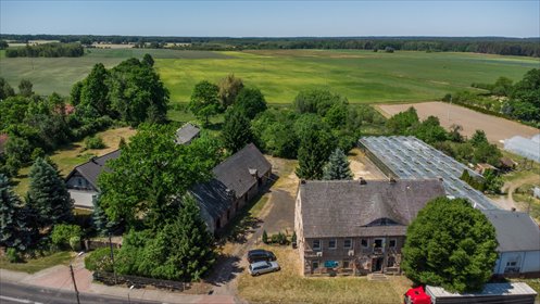 Dom z zabudowaniami gospodarczymi i dużą działką dom Drożków
