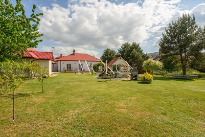 Przestronny dom z ogrodem i budynkami gospodarczo-mieszkalnymi dom Cempkowo