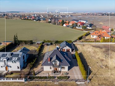 Przestronny dom z kominkiem, ogrodem i garażem 226 m² dom Siekierki Wielkie, Sosnowa