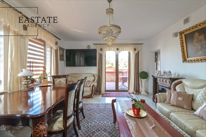 Przestronny dom z gościnnym drewnianym domkiem, 175 m2 dom Robakowo, Narcyzowa
