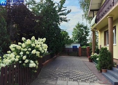 Przestronny dom dla dwóch rodzin z garażami i panelami fotowoltaicznymi dom Żyrardów