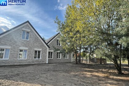 Nowoczesny dom z antresolą i dużymi przeszkleniami dom Adamów