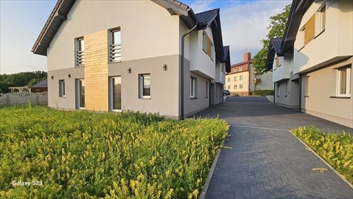 Nowoczesny bliźniak 71 m2 z garażem i zamkniętym terenem dom Krośnice, Działkowa