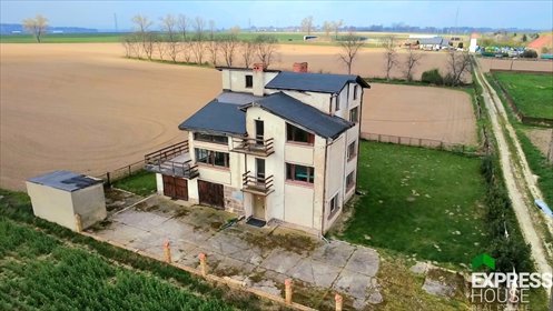 Nietuzinkowy dom z potencjałem na 11 arach w Księginicach dom Księginice