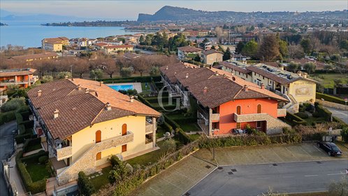 Zapraszam do panoramicznego mieszkania z basenem i widokiem na jezioro mieszkanie Manerba del Garda