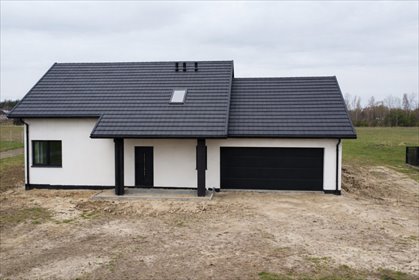 Nowoczesny dom z garażem i dużą działką w Czarniej dom Czarna