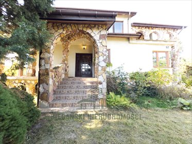 Dom z kamiennymi elewacjami i dużymi tarasami - 280 m² dom Dorohucza