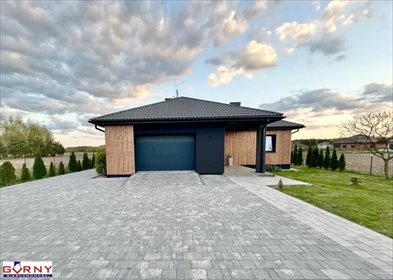 Do sprzedania przestronny dom 151 m² z garażem i lasem w Woli Krzysztoporskiej dom Wola Krzysztoporska