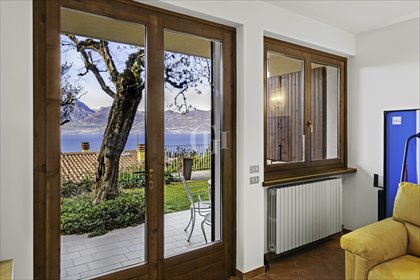 Panoramiczne mieszkanie z ogrodem i jacuzzi nad jeziorem Garda mieszkanie Torri del Benaco